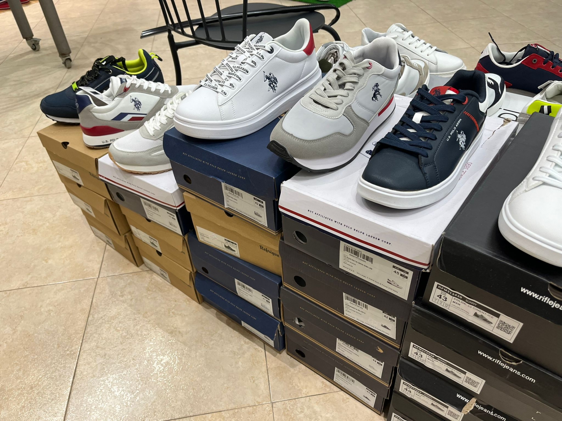 Scarpe flip sales flop punti vendita