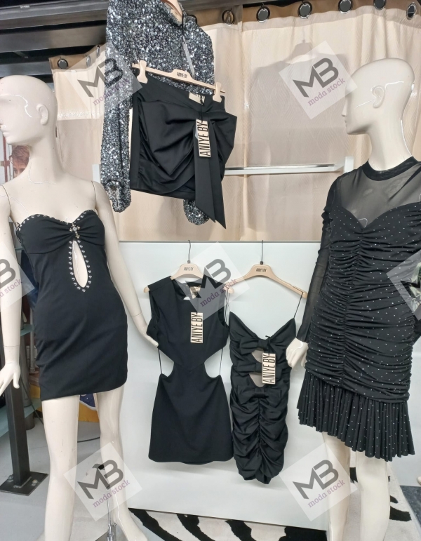 Stock abiti ANIYEBY