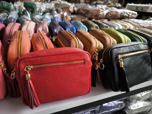 Borsa a Tracolla in vera pelle con doppio ciuffo e due cerniere
