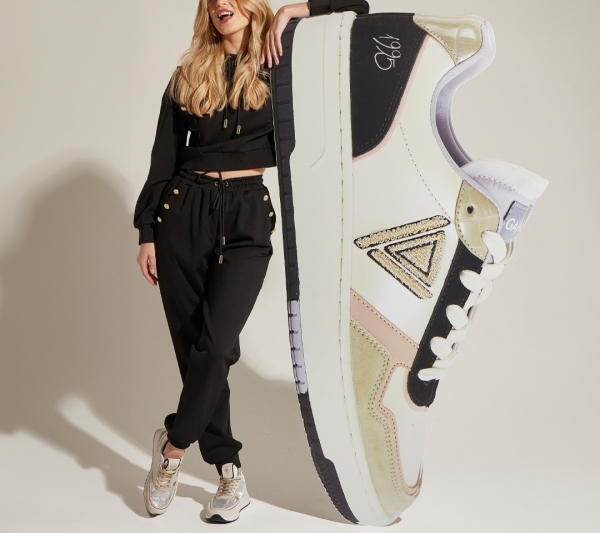 sneakers donna firmate in lotti a stock