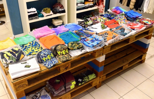 stock Y-E-S costumi